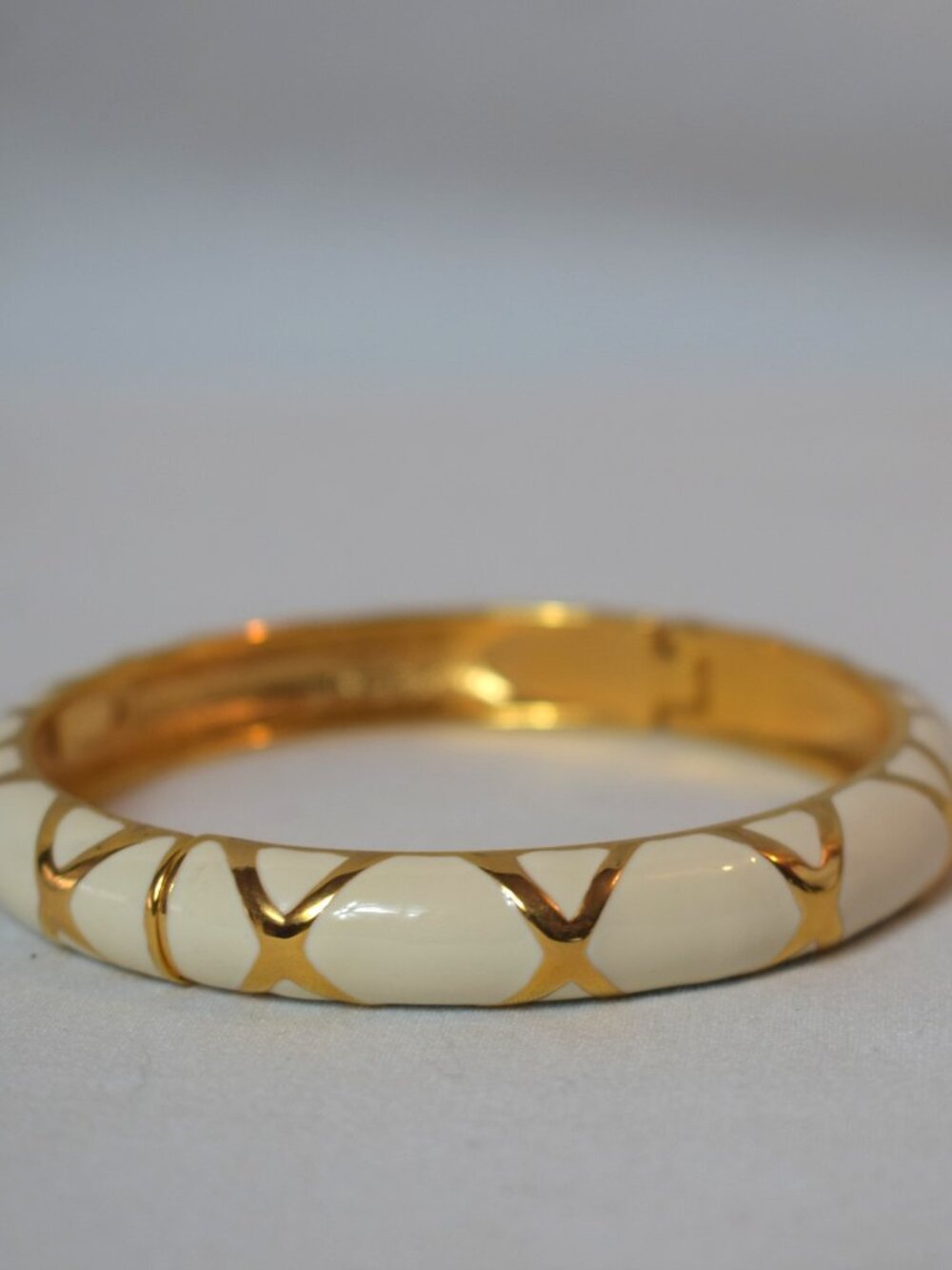 Vintage White and Goldtone Enamel Criss Cross Hinged Clamper Bangle Bracelet